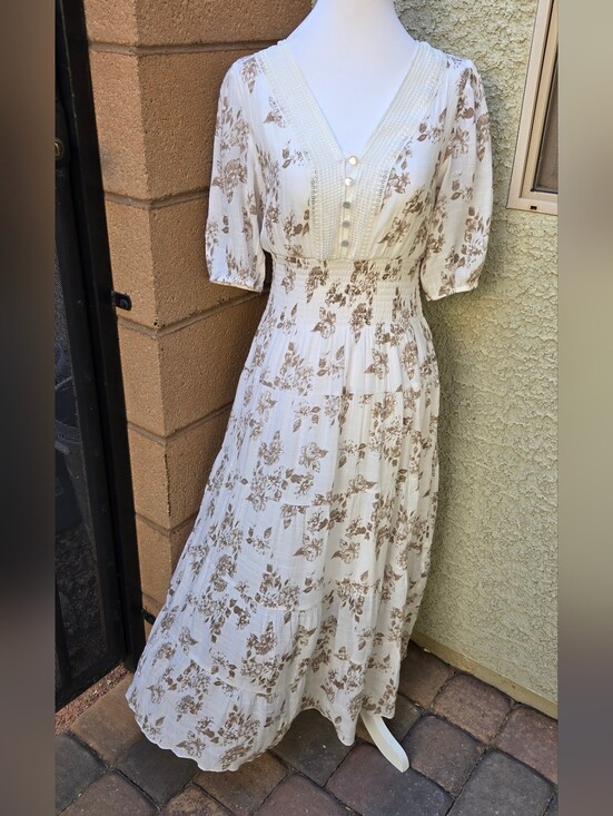 J Gee Dresses & Skirts - J Gee Vintage-Inspired Cream Floral Maxi Dress